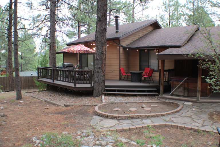 Cheerful Kathys Cabin, Hot Tub, King Bed, Airport, Snowbowl, NAU, Downtown attractions!, Coconino