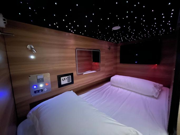 Bedroom 2, Capsule, Montréal