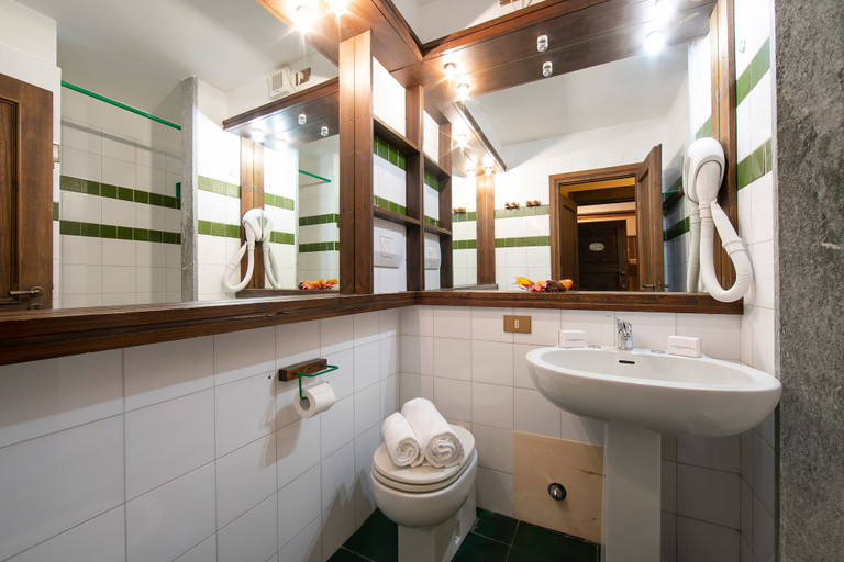 Room 2, Grange Hike Ski - 36C Sestriere, Torino