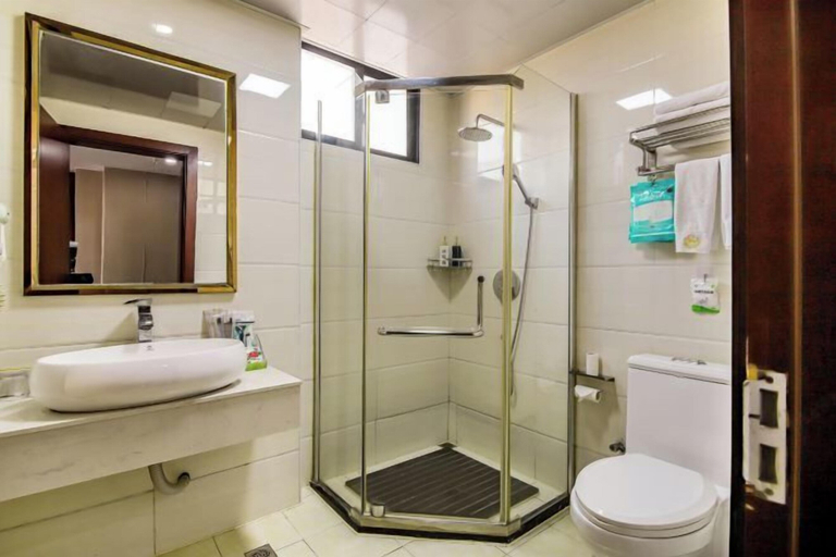 Bathroom 2, The Wall Street Holiday Hotel, Yichun
