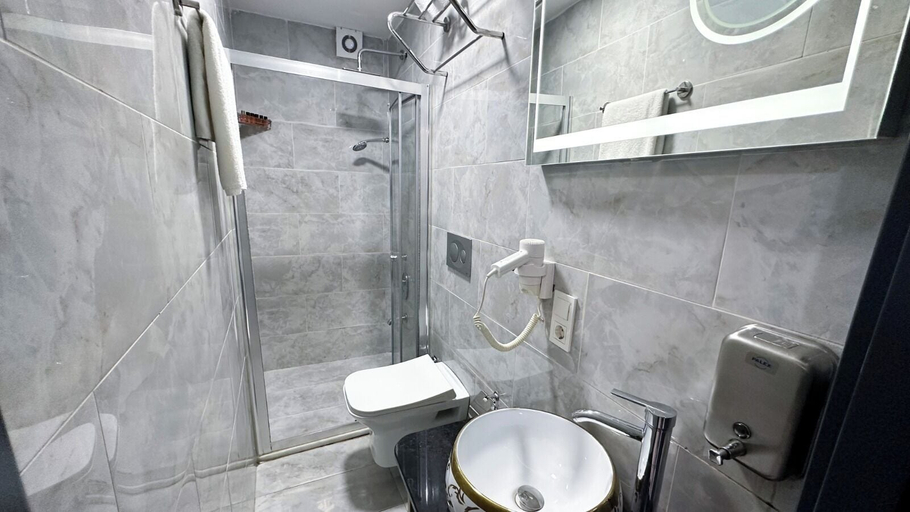 Bathroom 5, Dnz Taxim Feridiye Otel, Beyoğlu