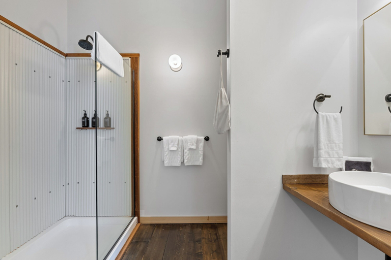 Bathroom 4, Bowline Hotel, Clatsop