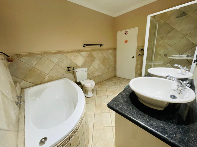 Bathroom 3, The Yacht House, Bojanala