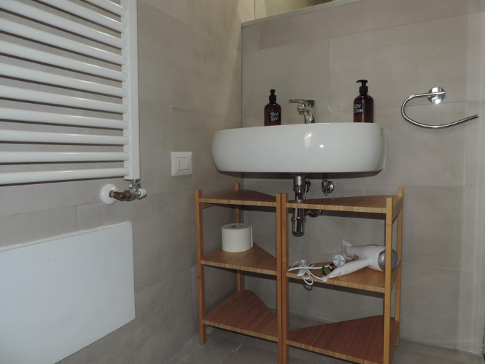 Bathroom 2, Sciesa Guest House, Verona