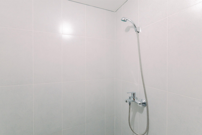 Bathroom 5, Homey Studio At Lrt City Sentul - Royal Sentul Park Apartment, Bogor