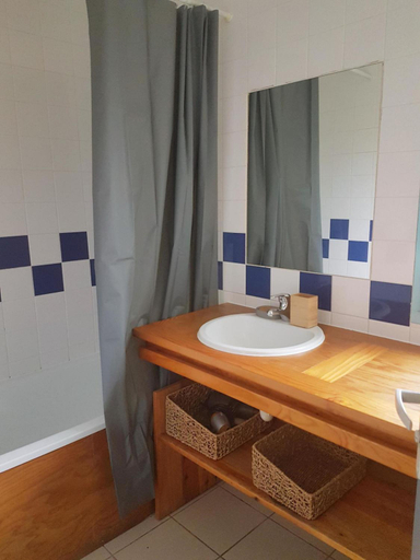 Bathroom 4, maisonnette 6 pers dans residence avec piscine, Gironde