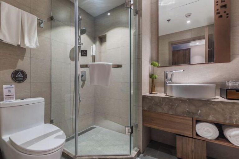 Bathroom 3, Homeinn Plus Hotel (Chongqing Jiefangbei Pedestrian Street), Chongqing