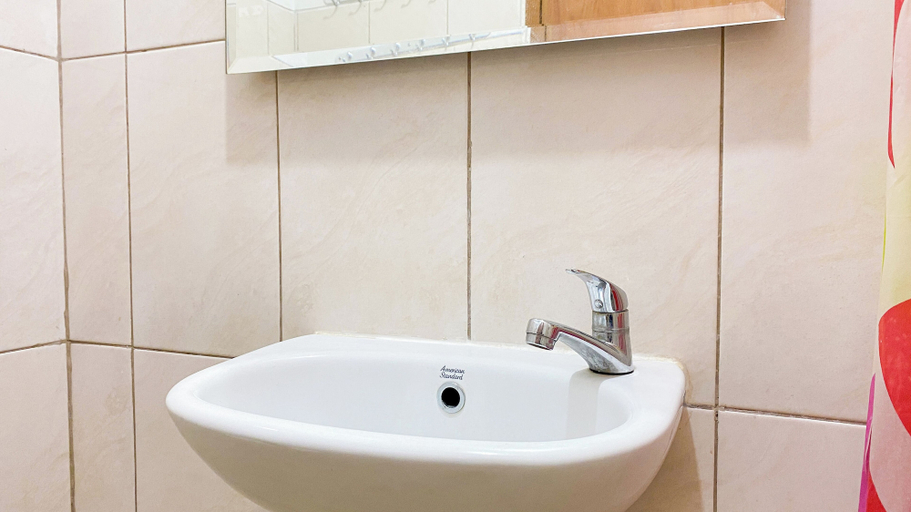 Bathroom 5, Best Deal And Restful Studio At Amazana Serpong Apartment, Tangerang Selatan