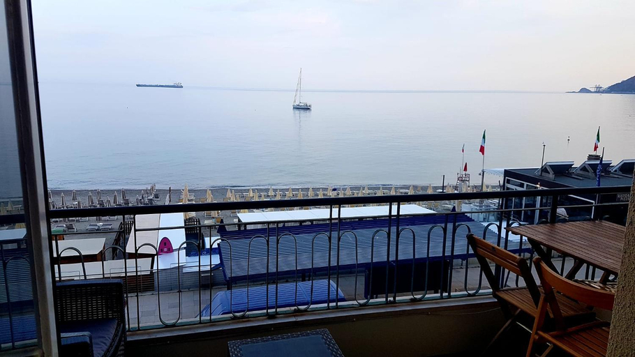 Others 4, VISTA MARE SAVONA "Posto auto e ombrellone con due sdraio compreso", Savona