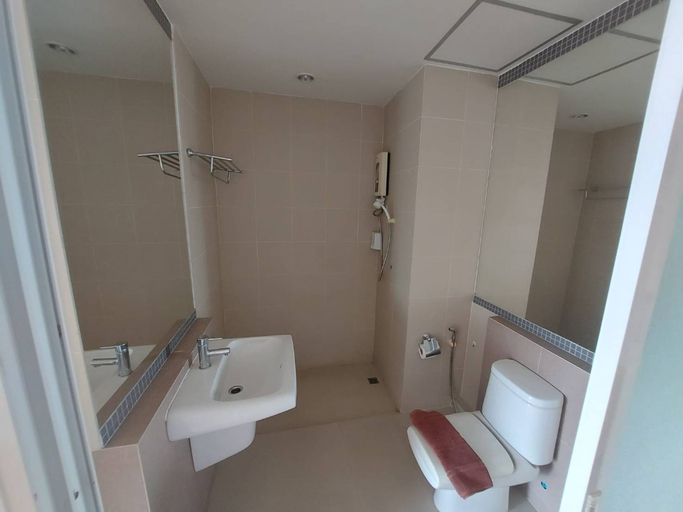 Bathroom 3, Grand Smile Wellness Resort, Pattaya