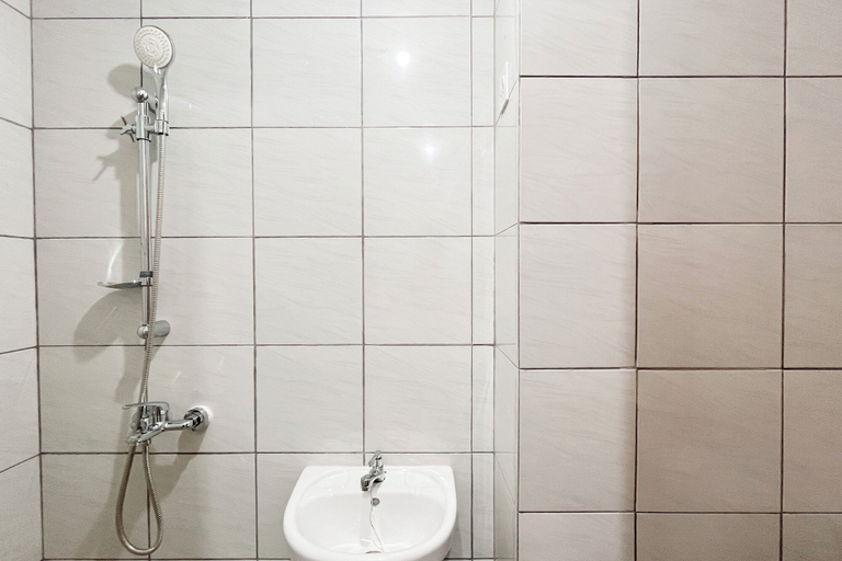 Bathroom 5, Comfort Studio (No Kitchen) Apartment Bandaraya - Tallasa City Makassar, Makassar