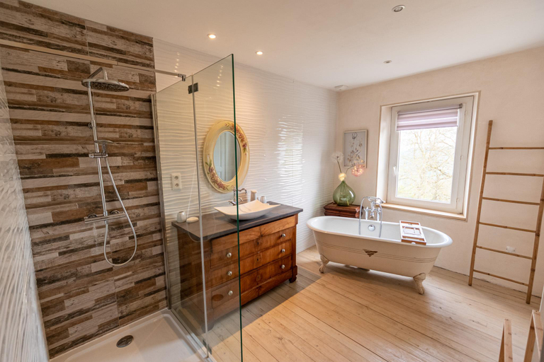 Bathroom 3, Ysalice, Isère