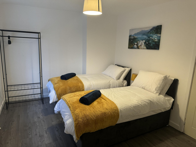 Room 4, 3 Bed-sleeps 5- Garden-pets-parking, Wolverhampton