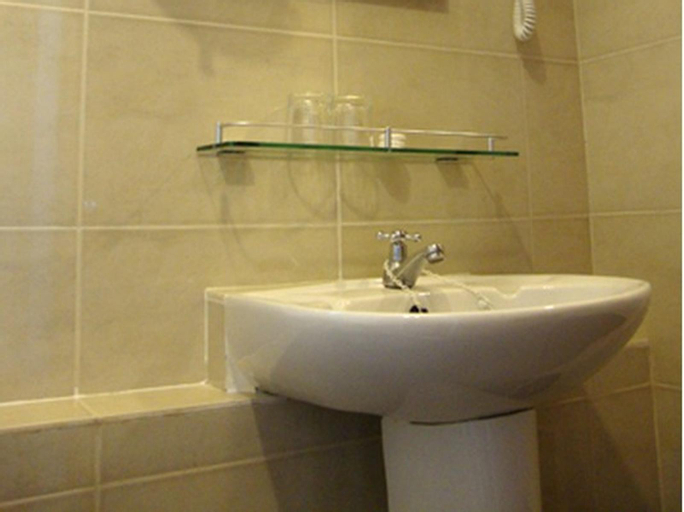 Bathroom 10