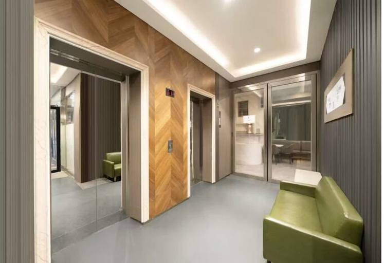 Others 4, Hennessy Hotel, Hong Kong Island