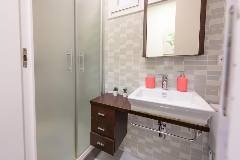 Bathroom 2, RamblasRentals Design Renovated Apartment AC Balcony10m Ramblas - Parking - Wifi, Barcelona