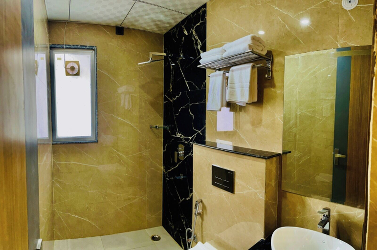 Bathroom 3, The Grand Oasis Hotel & Resort, Gautam Buddha Nagar