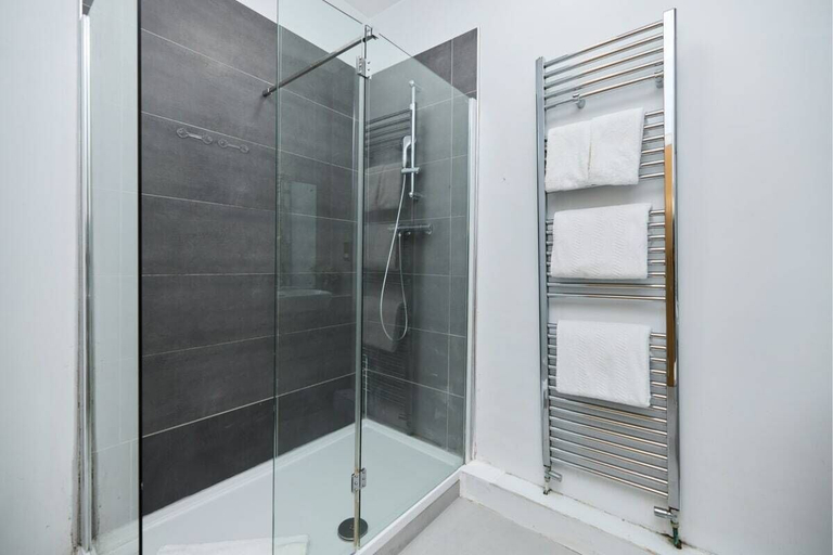 Bathroom 3, The Spitalfields Beauty - Bright 2bdr Flat, London