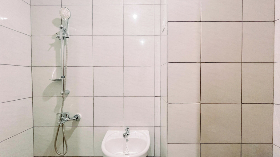 Bathroom, Relaxing Studio (No Kitchen) Apartment Bandaraya - Tallasa City Makassar, Makassar