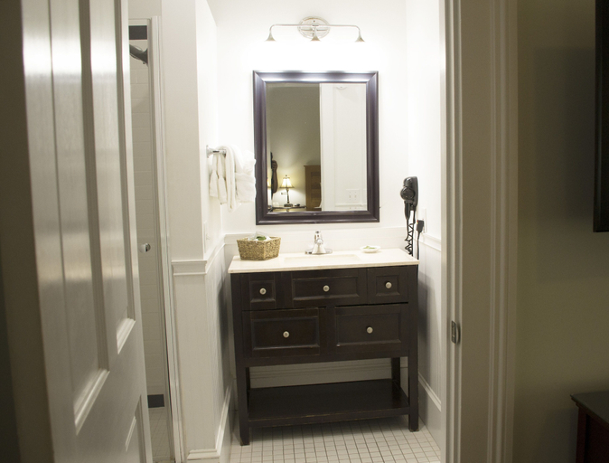 Bathroom 3, Duval House, Monroe