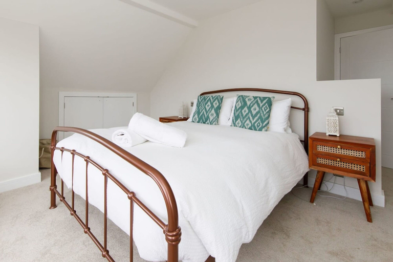 Bedroom 2, Mariners Stylish Beachside Getaway With Sea Views, West Sussex