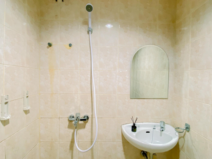 Bathroom 4, Good And Homey 1Br At Boutique Kemayoran Apartment, Jakarta Pusat