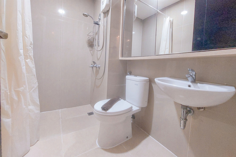 Bathroom 5, Cozy Living Studio At Paramount Skyline Apartment, Tangerang