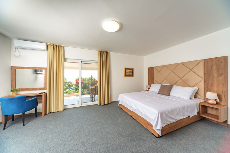 Room 5, Saxofonia Apt.