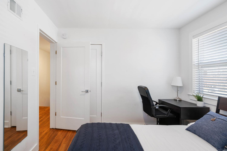 Modern Colonial 3BR 2BA House 5m to DC & DCA, by CozySuites, Alexandria