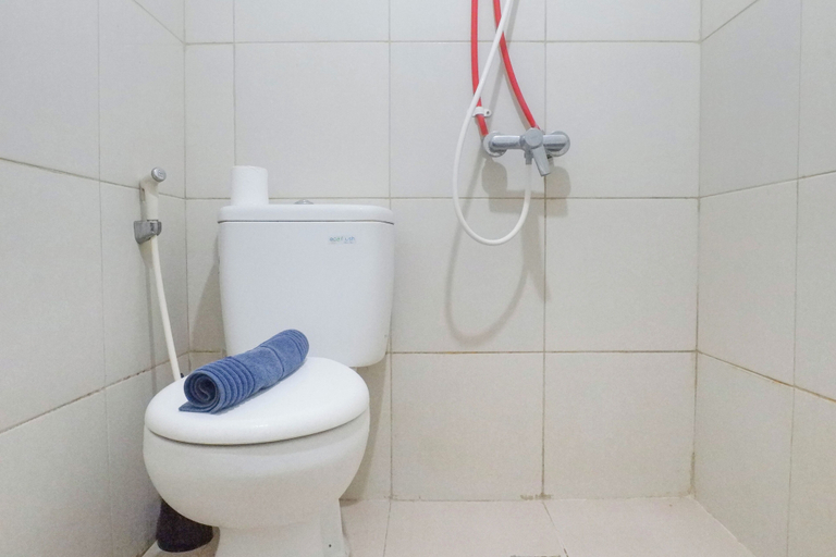 Bathroom 3, Luxurious Studio Room At Orchard Supermall Mansion Apartment, Surabaya