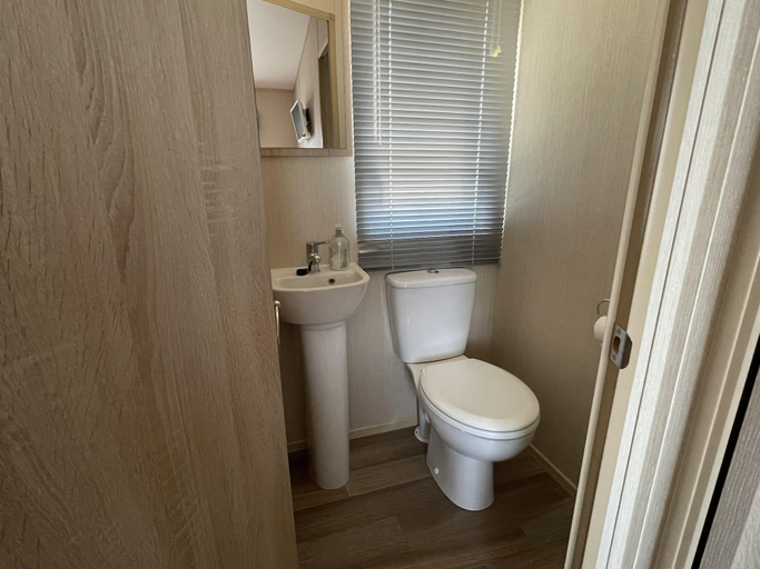 Bathroom 3, Laineys Haven Caravan at Silversands, Moray