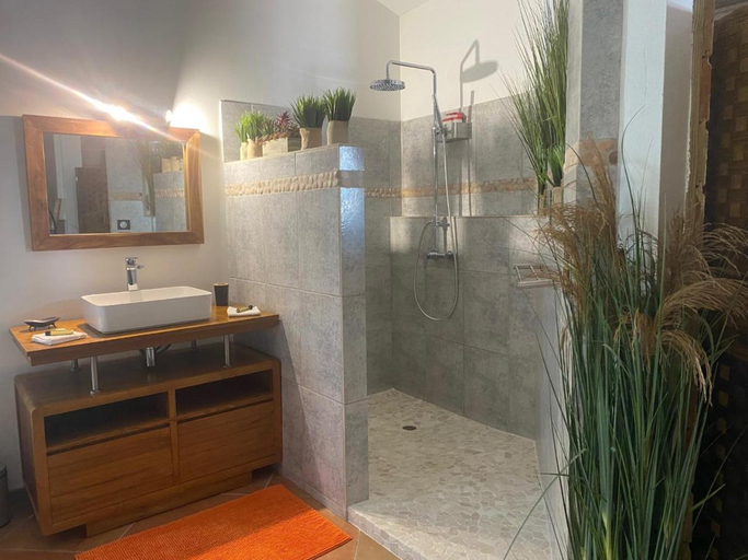 Bathroom 3, Les pieds dans l'eau face au lagon - Le Bel Instant, Sainte-Anne