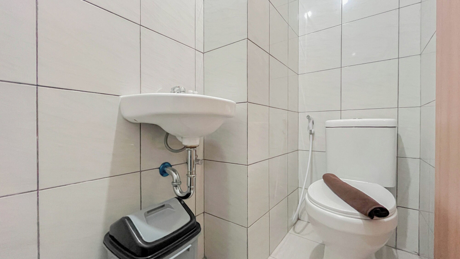 Bathroom 5, Good Place Studio (No Kitchen) Bandaraya - Tallasa City Makassar Apartment, Makassar