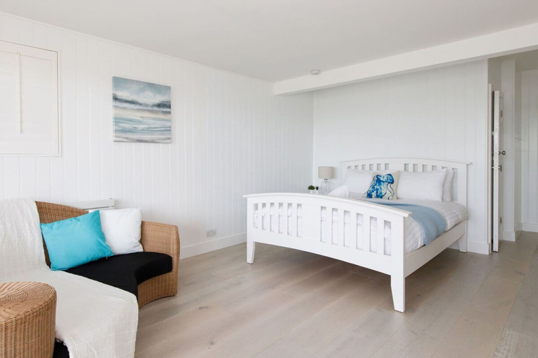 Bedroom 3, Luxury Seafront Family Home - Indoor Pool, West Sussex
