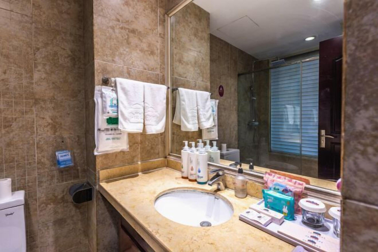 Bathroom 4, Huixian Shangquan Yipin Hotel, Xinxiang