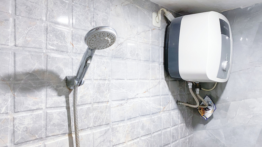 Bathroom 5, Pleasurable And Tidy 2Br Green Pramuka City Apartment, Jakarta Pusat