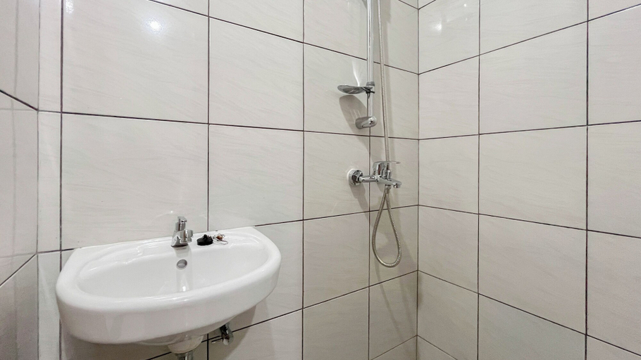 Bathroom 5, Compact Studio (No Kitchen) Apartment Bandaraya - Tallasa City Makassar, Makassar