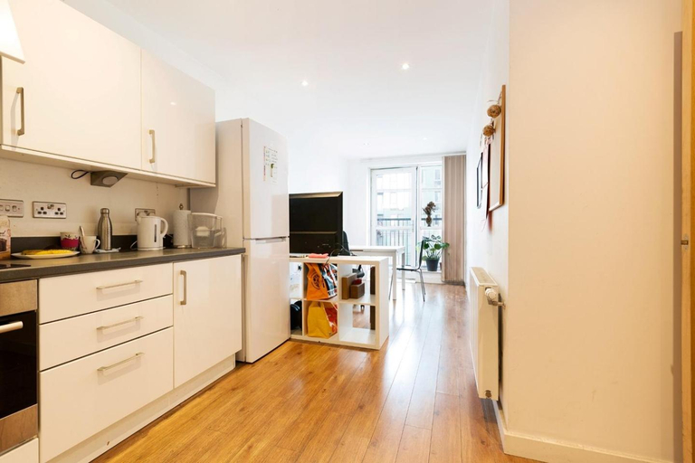 5, Lovely room in Modern apartment, London
