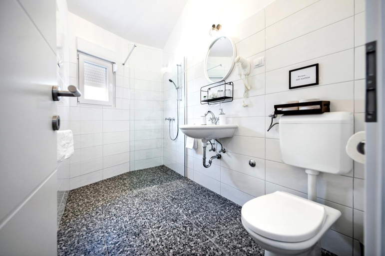 Bathroom 2, bed&breakfast Bohemian, Rovinj