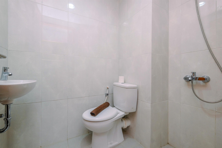 Bathroom 3, Comfy Studio At Evenciio Margonda Apartment, Depok