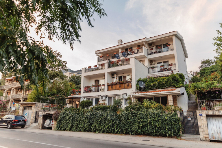 Front of property 4, Saxofonia Apt.