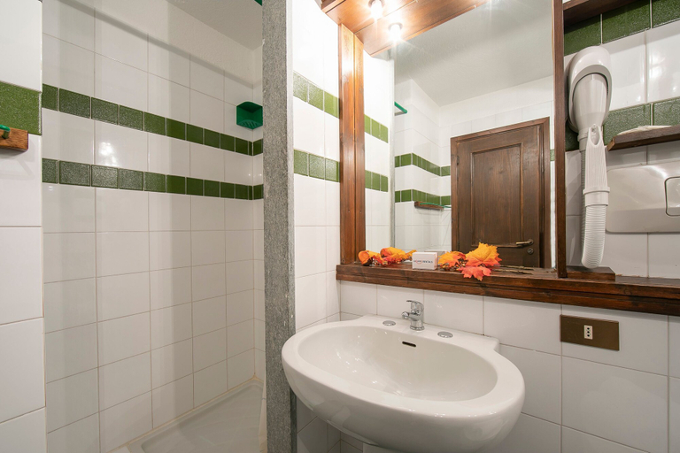 Room 4, Grange Hike Ski - 16D Sestriere, Torino