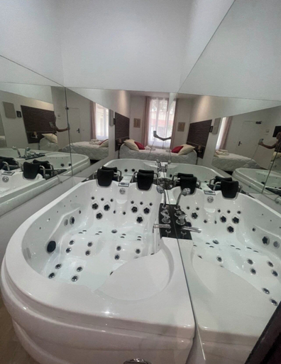 Bathroom, hotel du parc canal, Seine-Saint-Denis