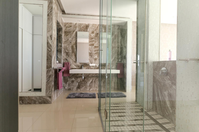 Bathroom 2, GORDON's SHORE LUXURY APARTMENTS - Solar Powered, City of Cape Town
