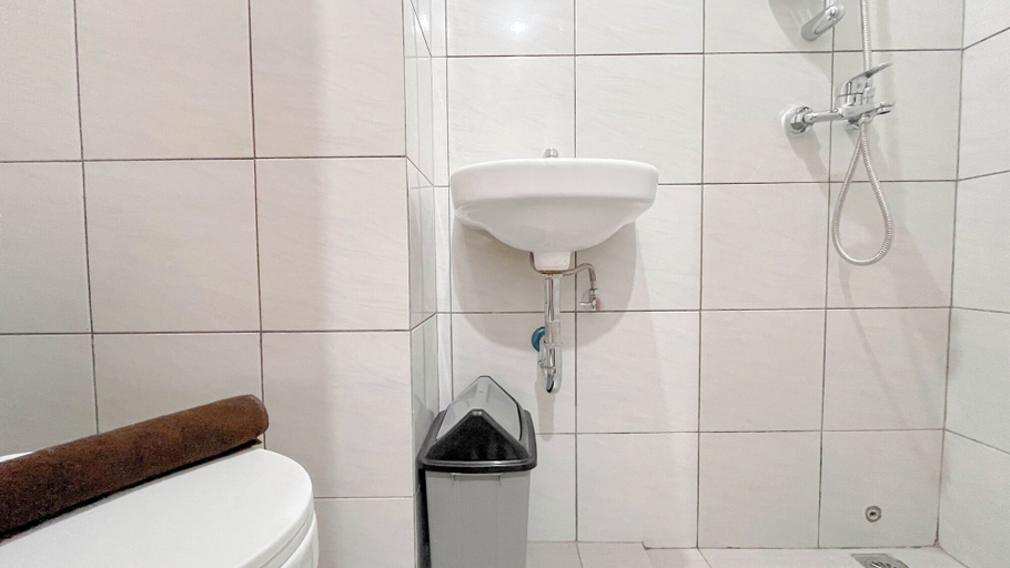 Bathroom 4, Good And Cozy Studio (No Kitchen) Bandaraya - Tallasa City Makassar Apartment, Makassar