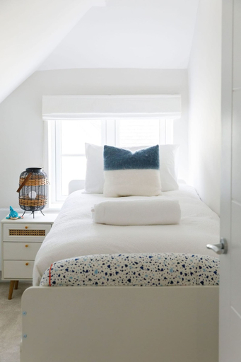 Bedroom 2, Mariners Stylish Beachside Getaway With Sea Views, West Sussex
