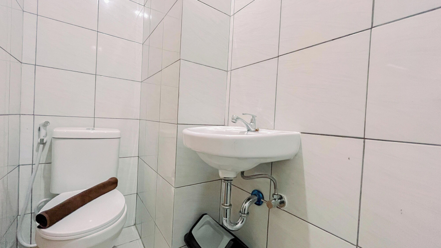 Bathroom 4, Fancy And Nice Studio (No Kitchen) Apartment Bandaraya - Tallasa City Makassar, Makassar