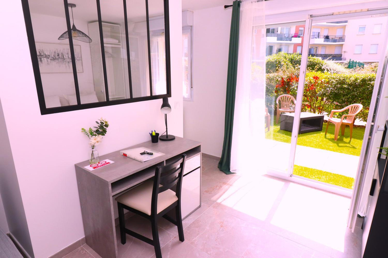 Others, La Cosy House, Essonne