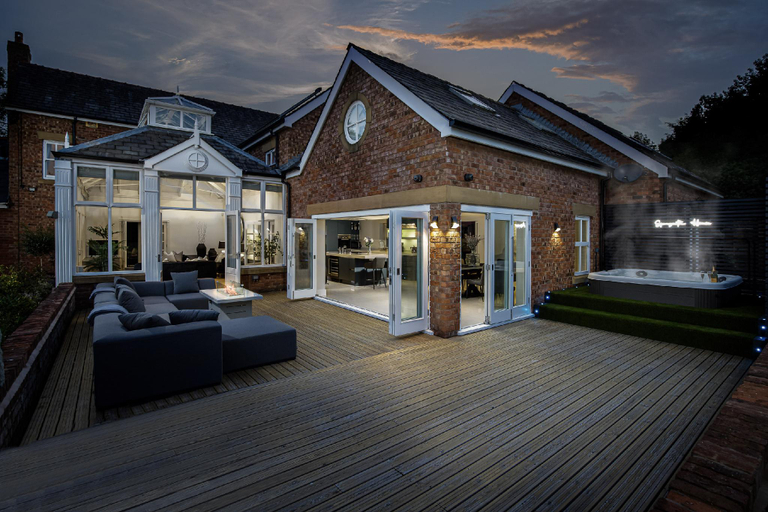 Exterior & Views