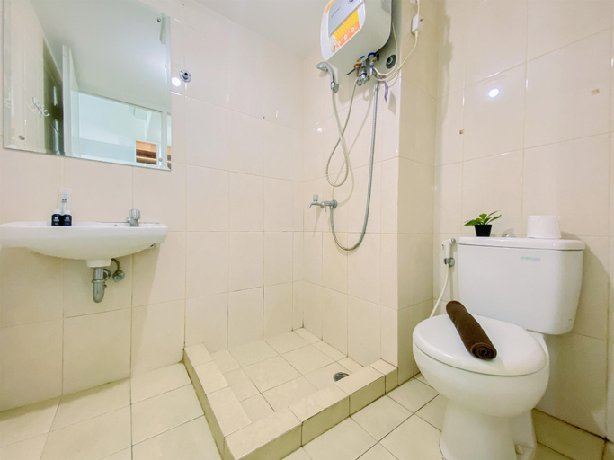 Bathroom 5, Restful And Minimalist Studio Springlake Summarecon Bekasi Apartment, Bekasi